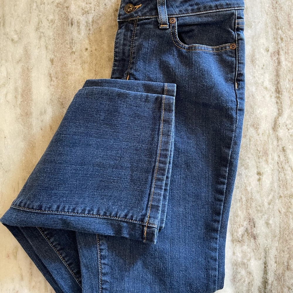 L.L. bean women’s favorite fit jeans size 6. Excellent condition and quality.